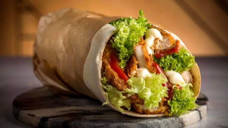 Bancuri. Un tip la un fast food:  Bună ziua, vreau 4 shaorme la pachet… E genial ce urmează