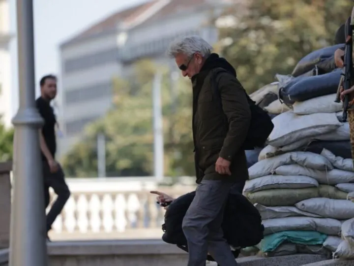 Arestat pe platoul unui film de Hollywood, pentru fapte de război. Lucra cu Sean Penn la filmul despre explozia de la Nord Stream