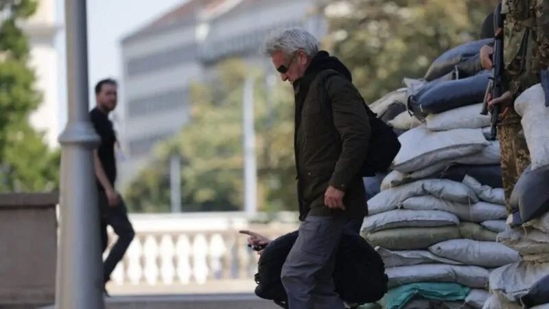 Arestat pe platoul unui film de Hollywood, pentru fapte de război. Lucra cu Sean Penn la filmul despre explozia de la Nord Stream