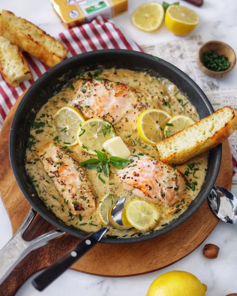 Somon cu sos de lămâie. Care sunt ingredientele care dau combinația perfectă 2 Somon pregătit în tigaie