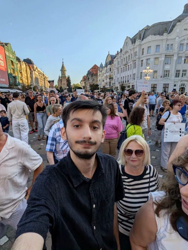 Protest anemic la Timișoara. USR-știi s-au adunat ca să-l sprijine pe Fritz și să-l huiduie pe Nicușor Dan 4 Protest anemic la Timișoara. USR-știi s-au adunat ca să-l sprijine pe Fritz și să-l huiduie pe Nicușor Dan