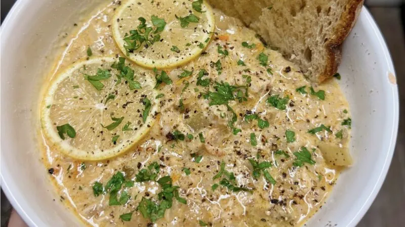 Supa grecească de pui cu lămâie și ou. O rețetă specială din ingrediente simple