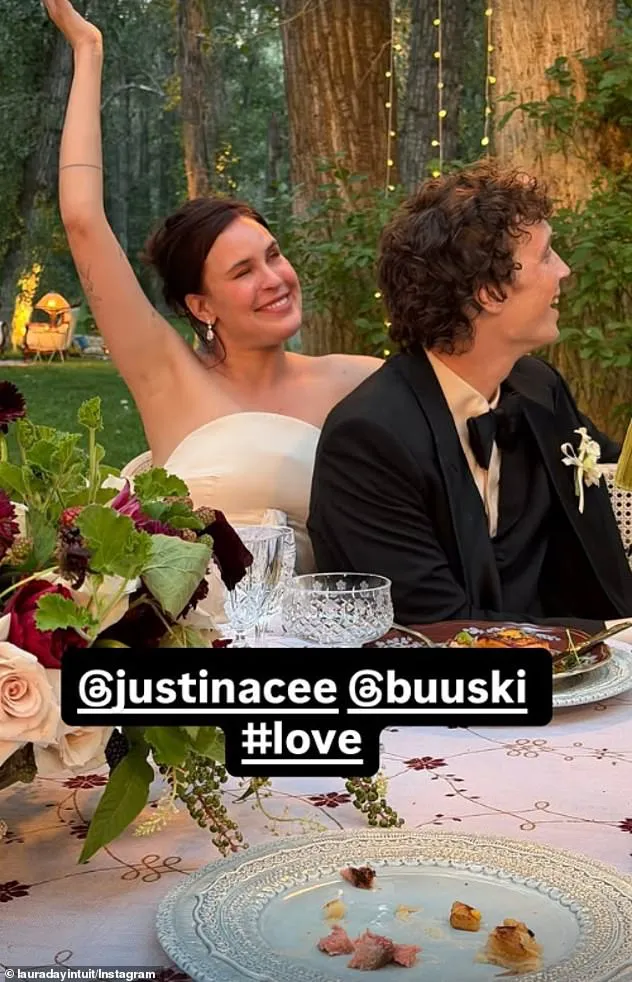 Demi Moore și Bruce Willis au fost socrii în weekend. Fiica lor cea mică a făcut nuntă în pădure 5 Demi Moore și Bruce Willis au fost socrii în weekend. Fiica lor cea mică a făcut nuntă în pădure