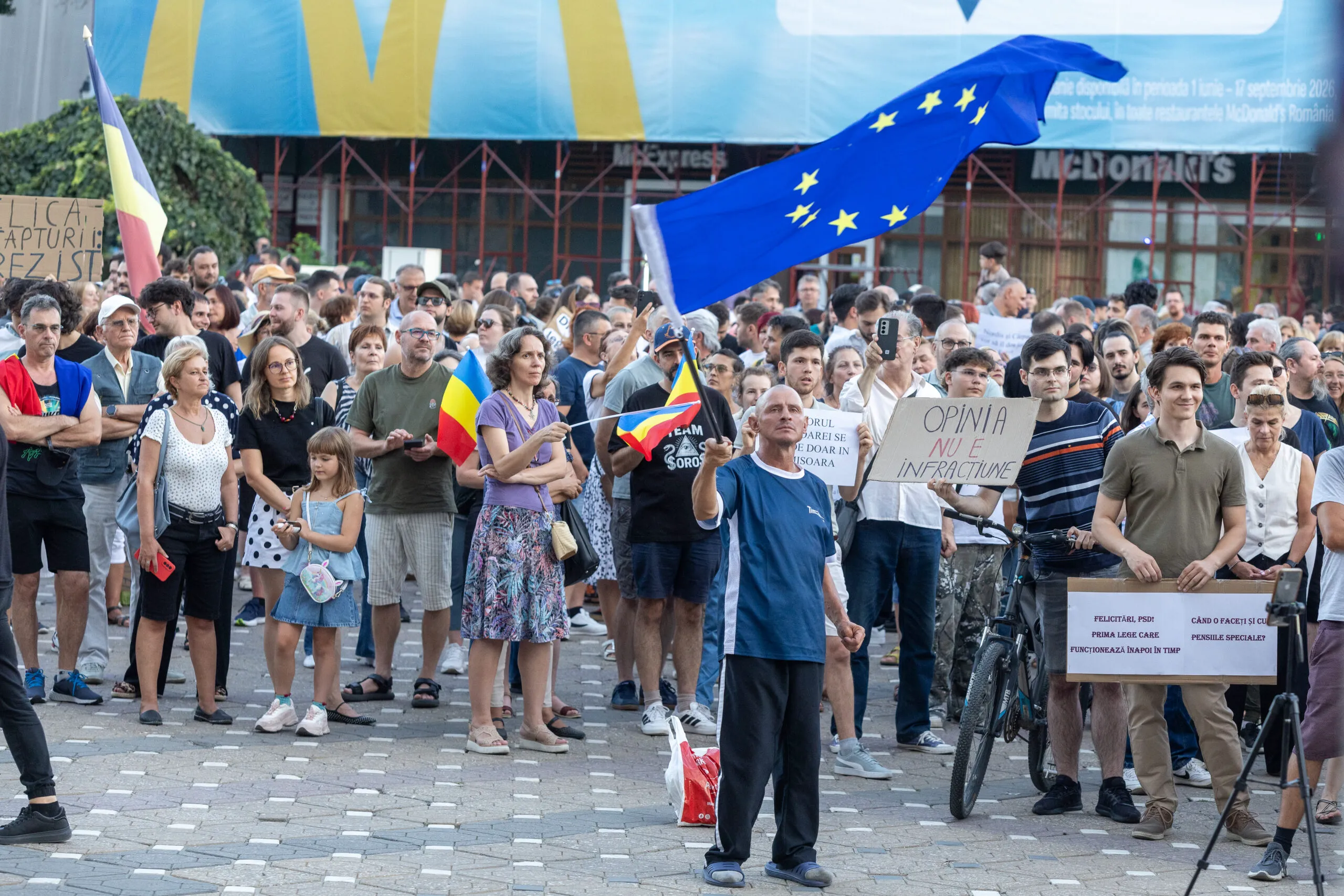 Protest anemic la Timișoara. USR-știi s-au adunat ca să-l sprijine pe Fritz și să-l huiduie pe Nicușor Dan 2 Protest anemic la Timișoara. USR-știi s-au adunat ca să-l sprijine pe Fritz și să-l huiduie pe Nicușor Dan