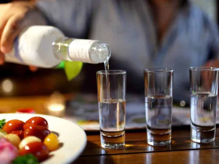 Bancuri. Trei ruşi într-un bar. Chelner, trei halbe de votcă! E incredibil ce urmează