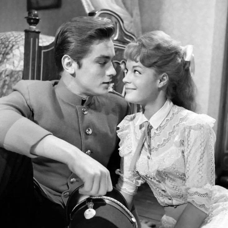 Cum a părăsit-o Alain Delon pe Romy Schneider chiar în ziua nunții. I-a lăsat un mesaj tulburător 3 Alain Delon și Romy Schneider, scenă din filmul „Sissy” 1955
