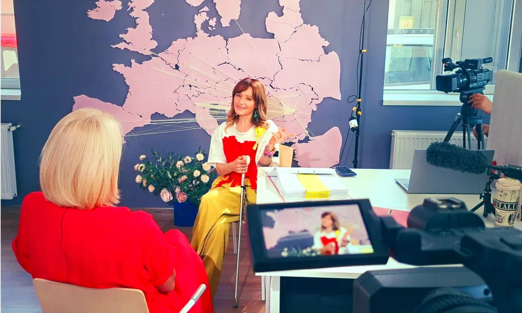 Iuliana Marciuc redeschide la TVR2 povești care au emoționat publicul. În această seară, prima emisiune! 3 Iulian Marciuc în timpul unui interviu pe care îl veți vedea la TVR2