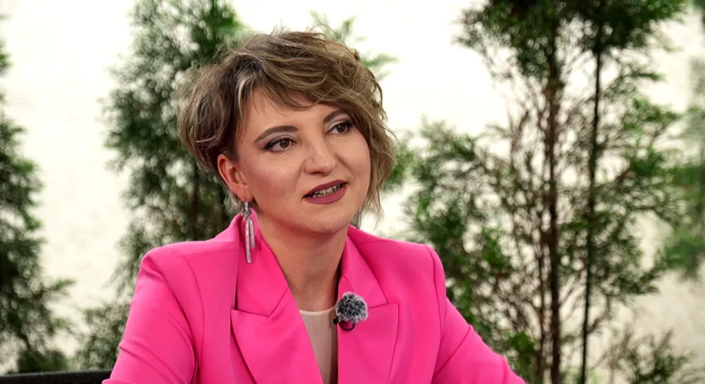 Actrița Fanny Ardant, interviu la TVR Cultural: „Adevărata mea avere a fost întotdeauna libertatea” 3 Ana-Maria Onisei realizator TVR