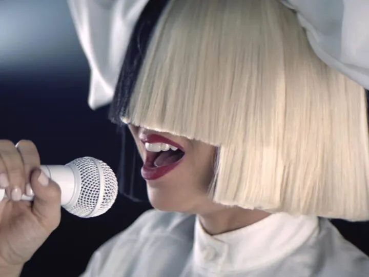 Sia, de la hit-uri precum „Chandelier” la lupta cu dependența. Era să-și piardă copilul din cauza drogurilor