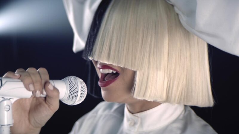 Sia, de la hit-uri precum „Chandelier” la lupta cu dependența. Era să-și piardă copilul din cauza drogurilor