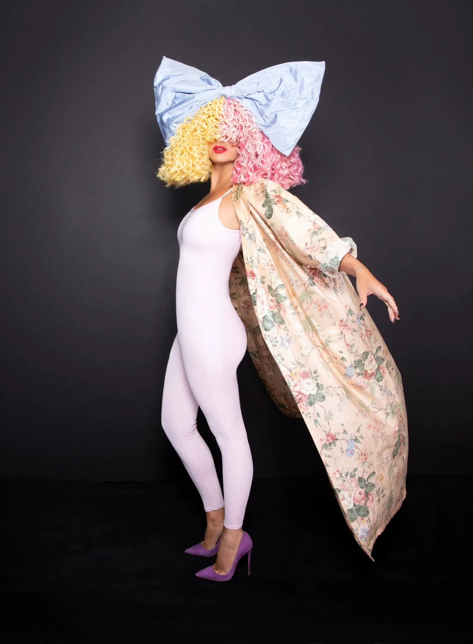 Sia, de la hit-uri precum „Chandelier” la lupta cu dependența. Era să-și piardă copilul din cauza drogurilor 2 Sia, de la hit-uri precum „Chandelier” la lupta cu dependența. Era să-și piardă copilul din cauza drogurilor