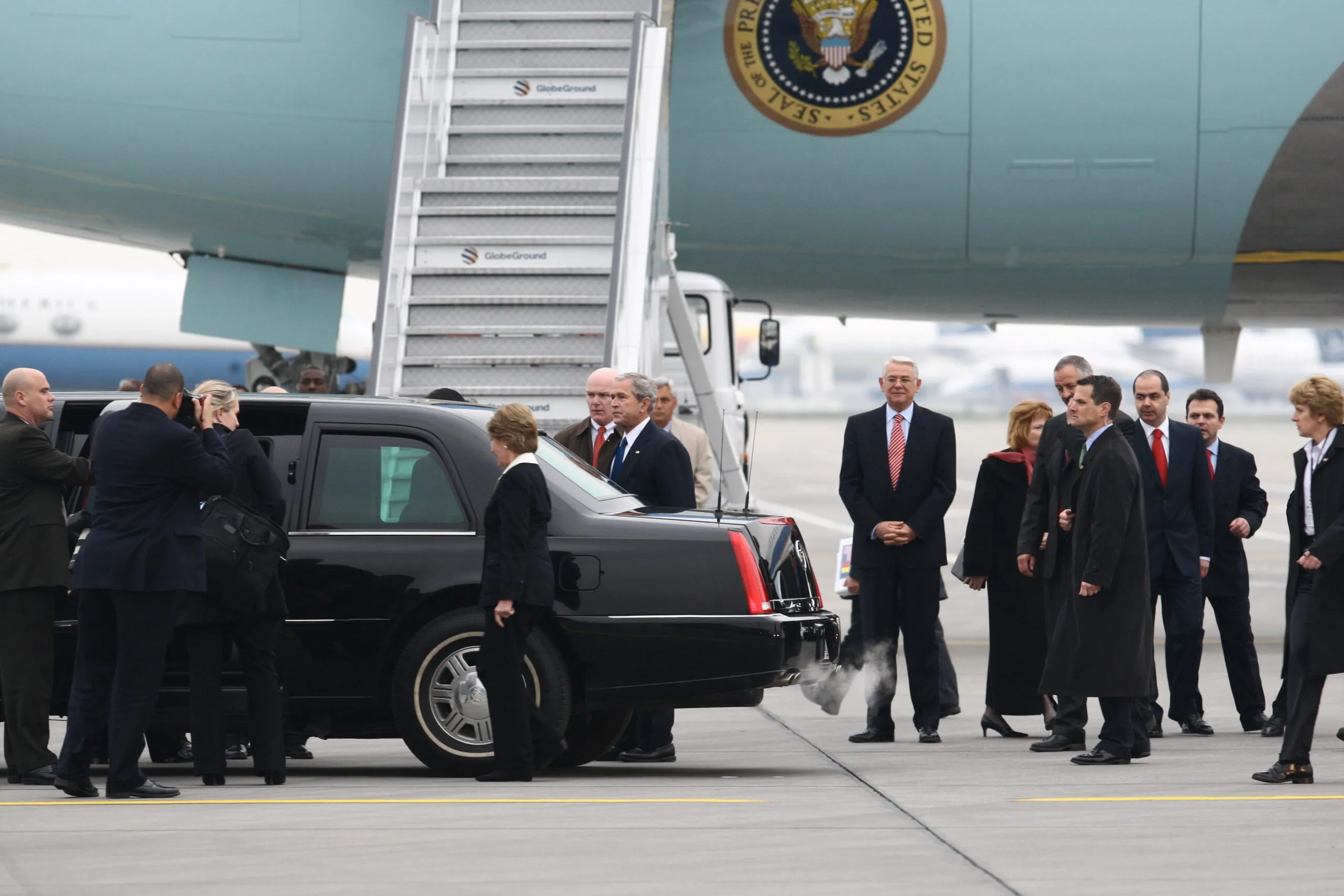 Mărturisirea unui agent Secret Service, din echipa de protecție a lui Trump, a șocat. Toți politicienii sunt vizați 4 aeroport 2008 summit NATO la București