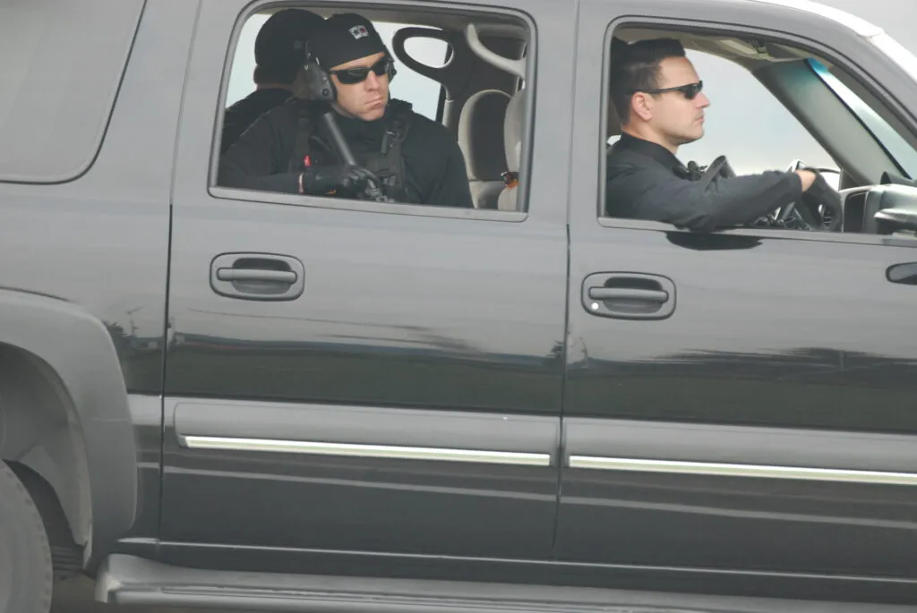 Mărturisirea unui agent Secret Service, din echipa de protecție a lui Trump, a șocat. Toți politicienii sunt vizați 3 Agenți de protecție prezenți la București la Summit-ul NATO din 2008