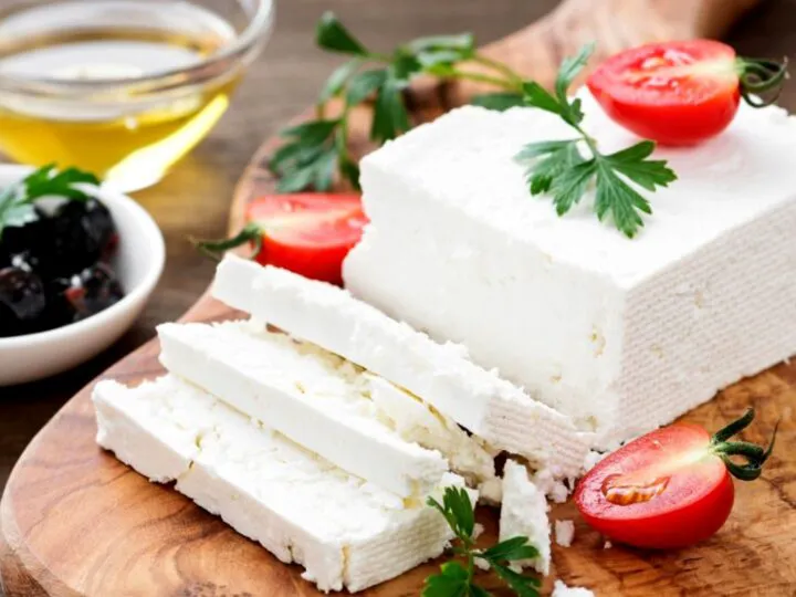Bancuri. Bilet pe frigider de la ea: Brânza este veche… E super tare ce urmează
