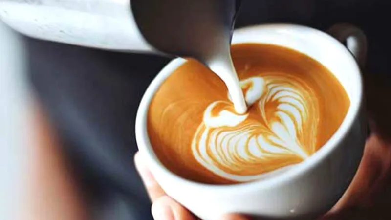 Bancuri. Un om foarte bogat, ședea într-o cafenea. La un moment dat, se apropie de el un evreu bătrân…