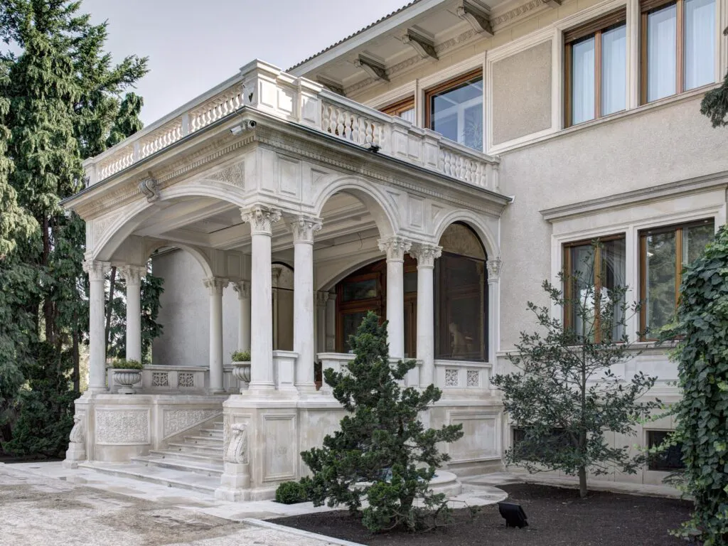 Buncărul unde se pot ascunde conducătorii României în caz de pericol major, construit de Ceaușescu 2 Buncărul unde se ascundeau conducătorii României. Ce se află la 10 metri sub Casa Ceaușescu