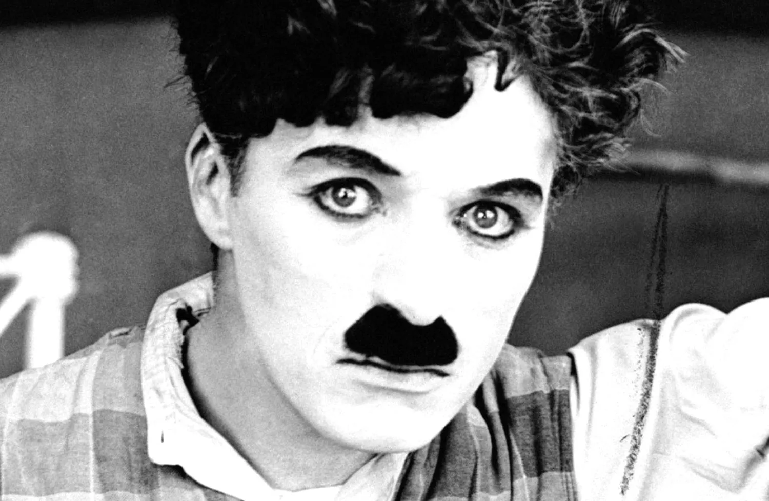 Cum l-a impresionat Constantin Tănase pe Charlie Chaplin într-un restaurant din Paris. Au ajuns să danseze împreună 2 Cum l-a impresionat Constantin Tănase pe Charlie Chaplin într-un restaurant din Paris. Au ajuns să danseze împreună