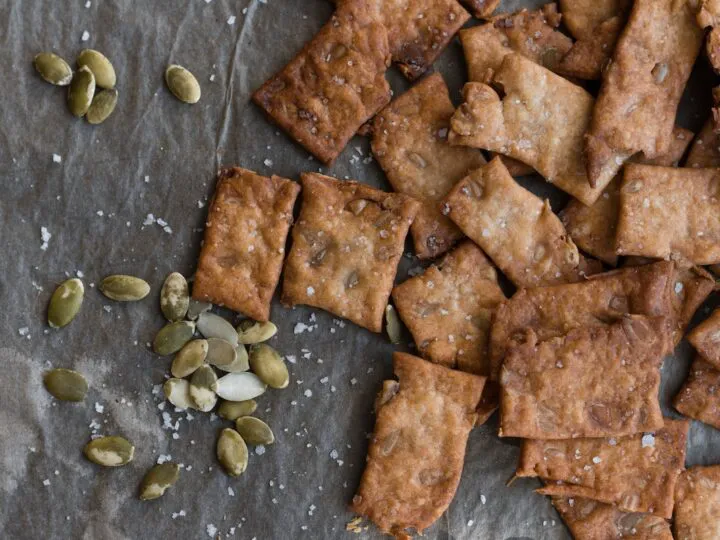 Crackers cu ovăz și roșii. Rețeta simplă de biscuiți sărați de casă, crocanți și fără făină