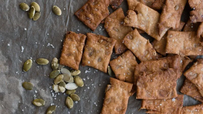 Crackers cu ovăz și roșii. Rețeta simplă de biscuiți sărați de casă, crocanți și fără făină