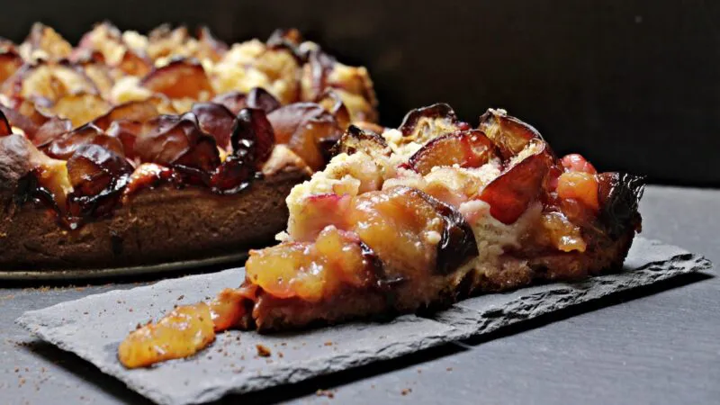 Trucuri pentru cel mai bun crumble cu prune: cum obții desertul cu fructe suculente și un topping crocant