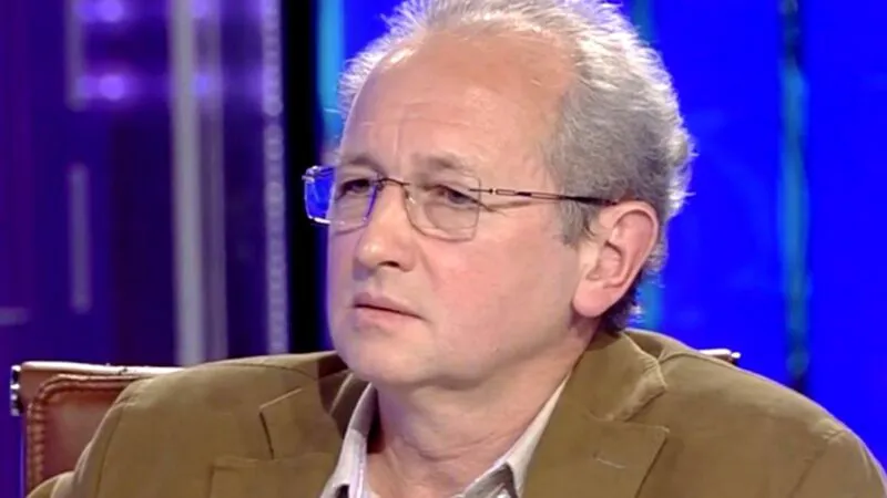 Dan Puric povestește cu umor cum mama a bătut un ofițer cu poșeta și le-a ghicit în cafea generalilor. „Când le zicea ce le cade la așternut, erau terminați”