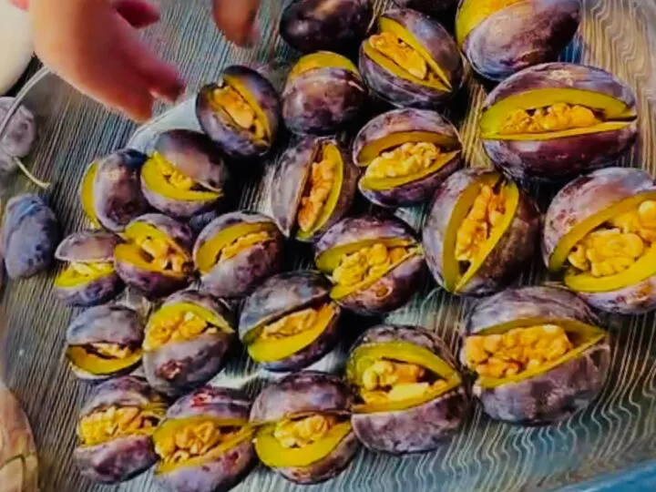 Cum faci cea mai spectaculoasă dulceață din prune și nuci. Video