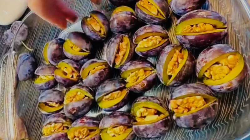 Cum faci cea mai spectaculoasă dulceață din prune și nuci. Video