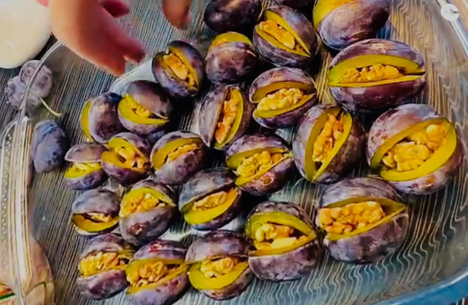 Cum faci cea mai spectaculoasă dulceață din prune și nuci. Video