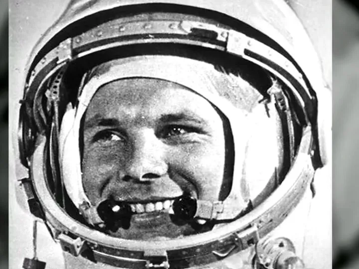 Primul cosmonaut din lume, Iuri Gagarin, i-a cucerit inima soției cu mușețel sălbatic. O poveste de iubire ca în filme