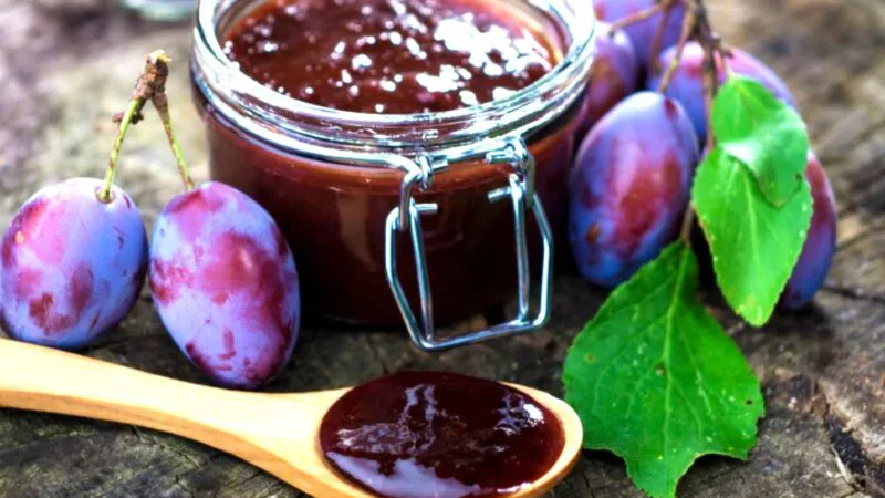 Bancuri. Fiecare borcan cu gem ascunde sub capac tragedia unor prune…