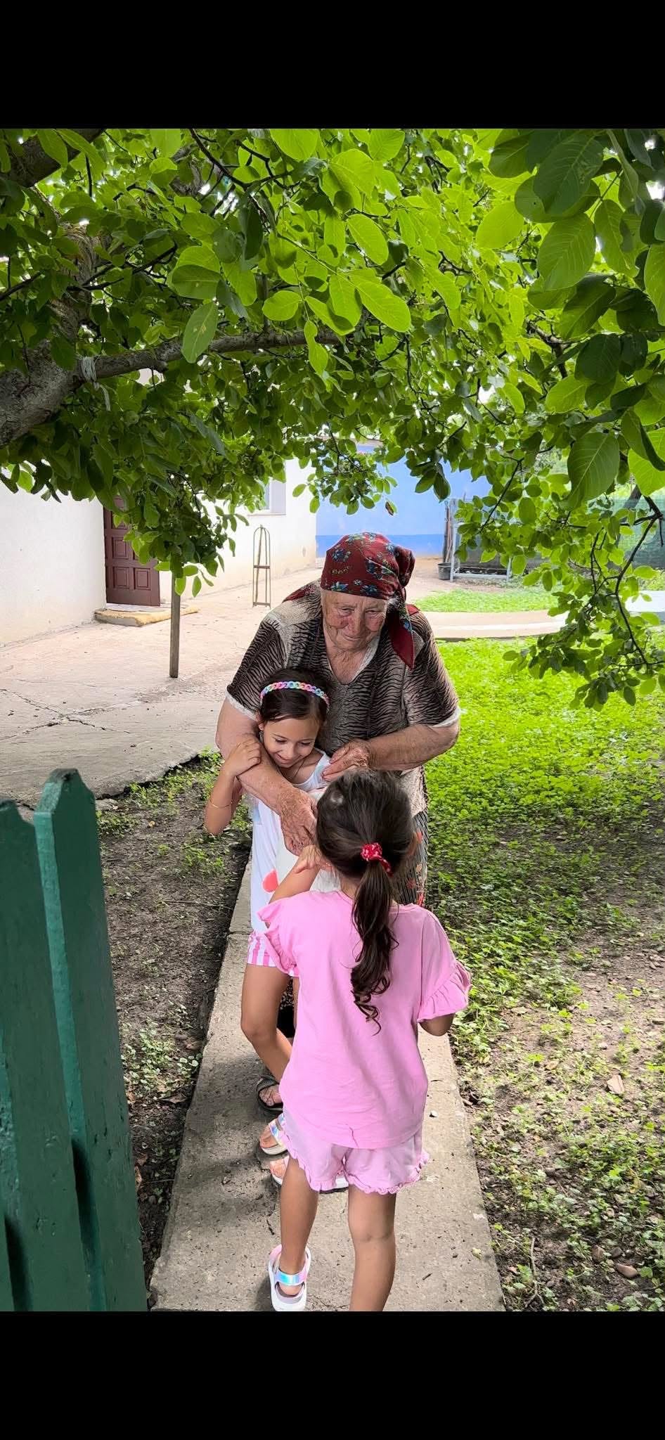 George Burcea, noua imagine de familist. Cum s-a afișat cu fiicele lui și ale Andreei Bălan 2 George Burcea, noua imagine de familist. Cum s-a afișat cu fiicele lui și ale Andreei Bălan