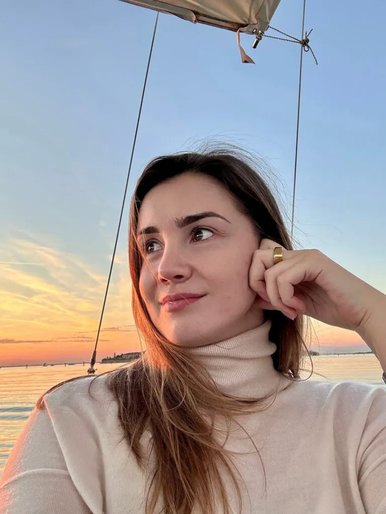 Irina, fosta iubită a lui Liviu Dragnea, total schimbată, dar cu același obicei 6 Irina, fosta iubită a lui Liviu Dragnea, total schimbată, dar cu același obicei