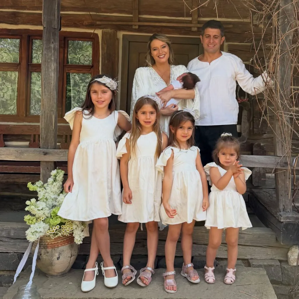 Cum s-a transformat Laura Cosoi după naștere. Vedeta, în costum de baie – Foto 2 Cum s-a transformat Laura Cosoi după naștere. Vedeta, în costum de baie – Foto