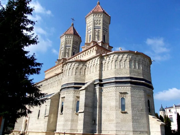 Unde a dispărut ceasul de la mănăstirea Sfinții Trei Ierarhi. Biserica brodată în piatră și misterul aurului de pe ziduri