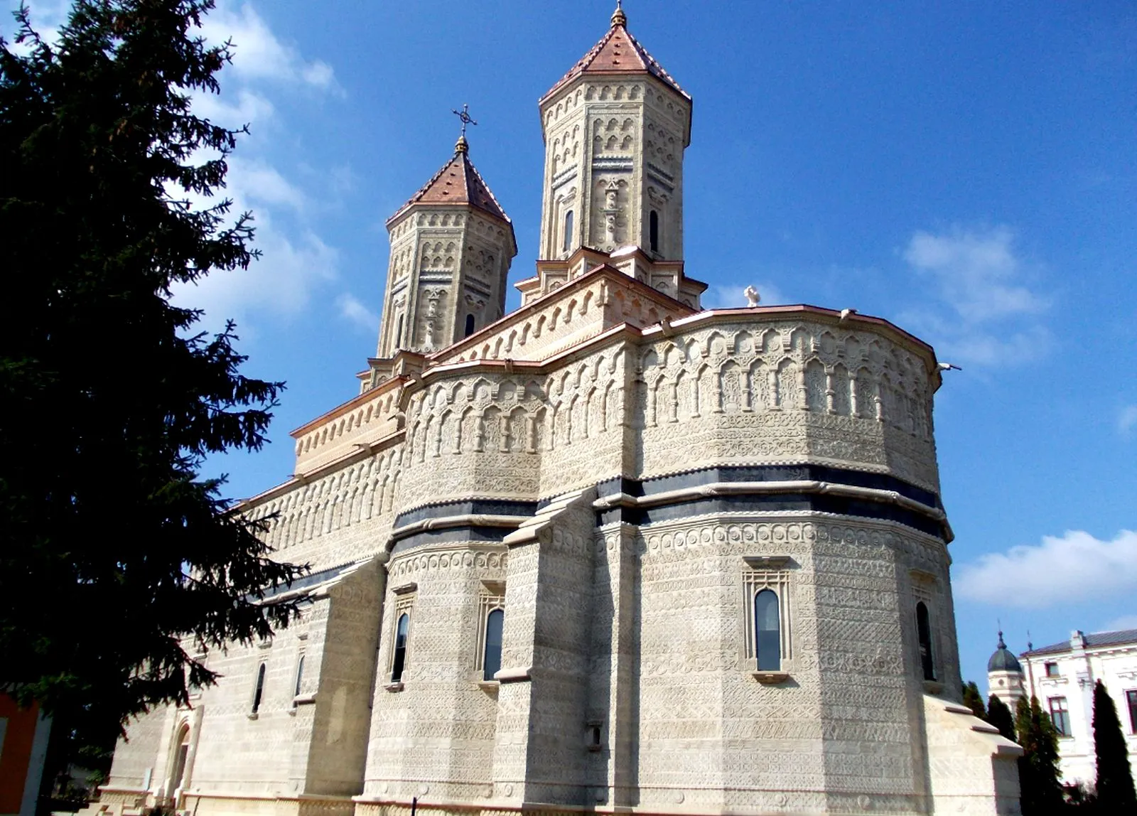 Unde a dispărut ceasul de la mănăstirea Sfinții Trei Ierarhi. Biserica brodată în piatră și misterul aurului de pe ziduri
