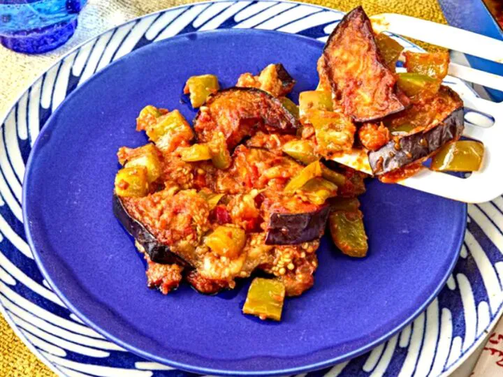 O rețetă delicioasă pentru zilele reci de toamnă. Musaca egipteană cu usturoi și chimen