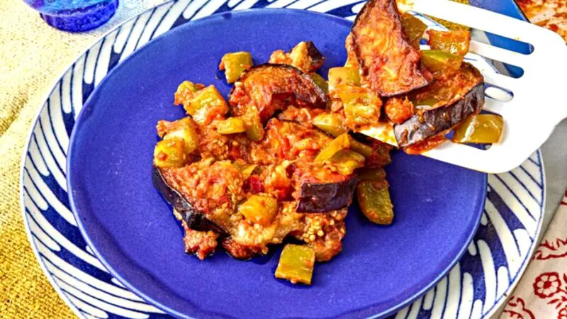 O rețetă delicioasă pentru zilele reci de toamnă. Musaca egipteană cu usturoi și chimen