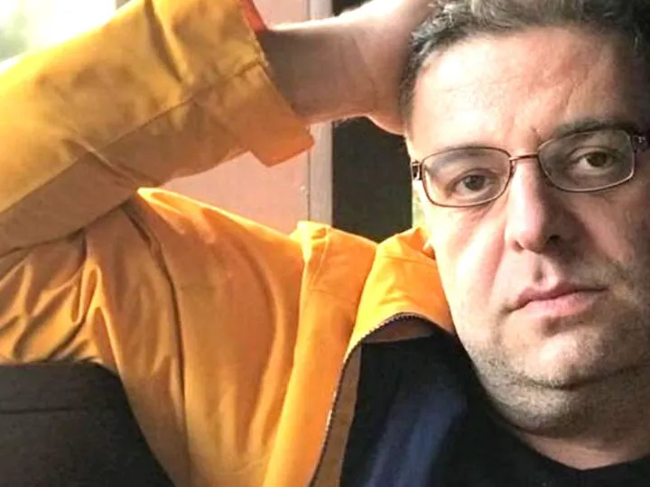 Salvați blănoșii regretatului jurnalist Patrick Andre de Hillerin! Câinii au nevoie de familie și multă iubire