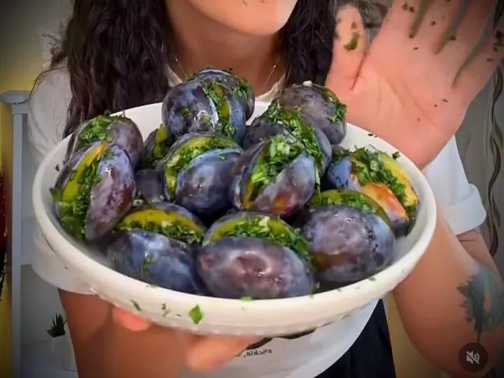 Încercați prune murate în stil azer! Rețeta aromată cu usturoi, mentă și pătrunjel