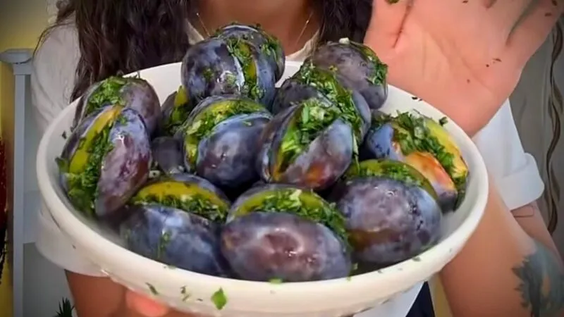 Încercați prune murate în stil azer! Rețeta aromată cu usturoi, mentă și pătrunjel