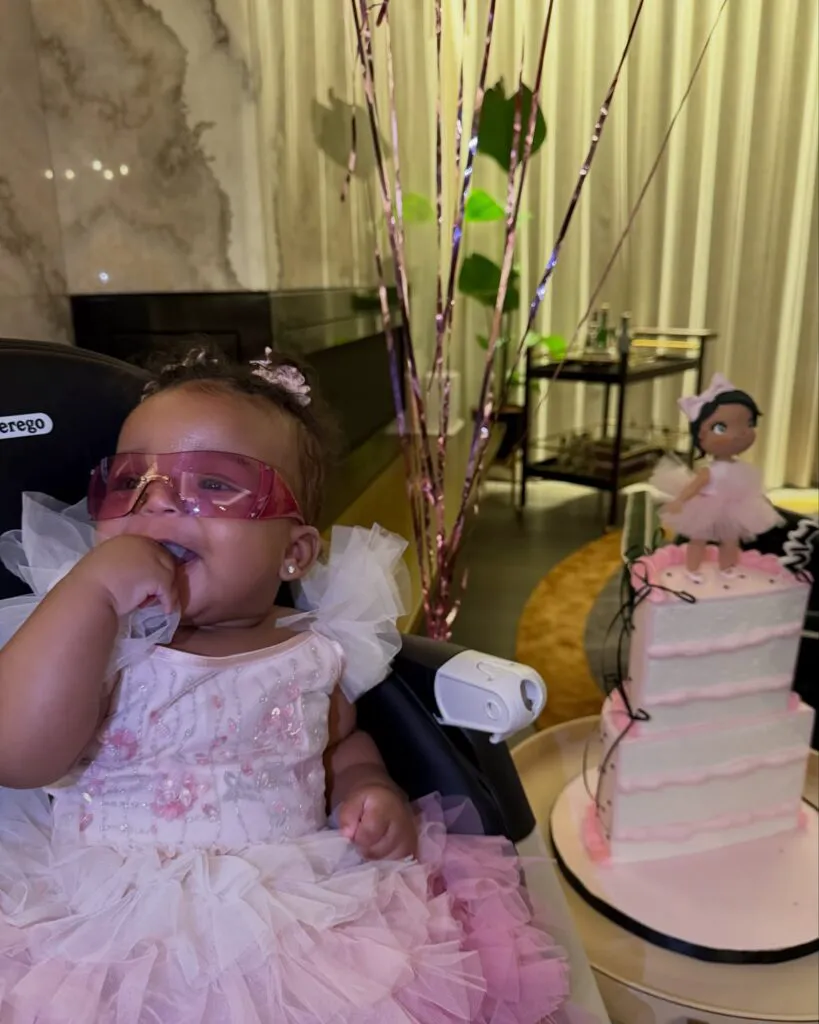 Rihanna arată în ce lux o crește pe fiica ei cea mică. Fetița a împlinit 1 an 4 Rihanna arată în ce lux o crește pe fiica ei cea mică. Fetița a împlinit 1 an