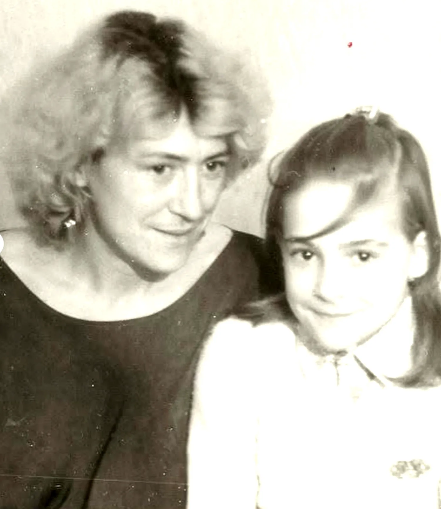Roxana Ciuhulescu, mesaj sfâșietor după moartea mamei sale: „Mamele nu mor. Ele pleacă la Dumnezeu și continuă să ne iubească de acolo”