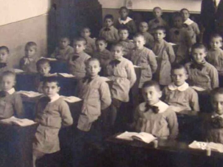 Ce uniforme au purtat bunicii și părinții noștri. Postav scrobit, chipie franțuzești și nelipsa matricolă