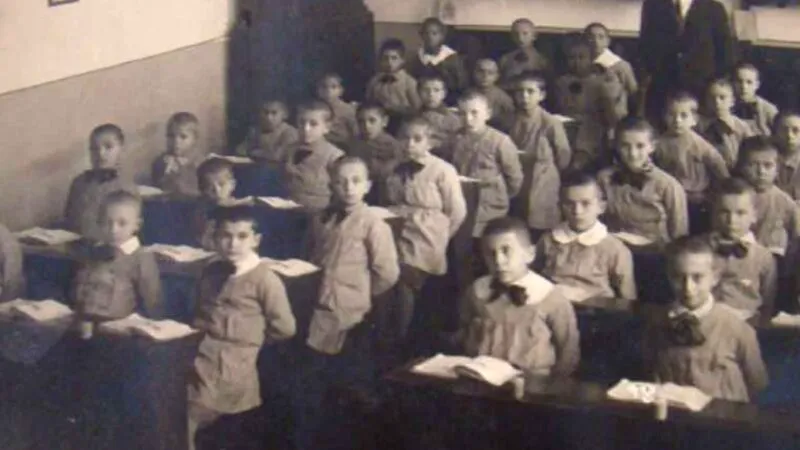 Ce uniforme au purtat bunicii și părinții noștri. Postav scrobit, chipie franțuzești și nelipsa matricolă