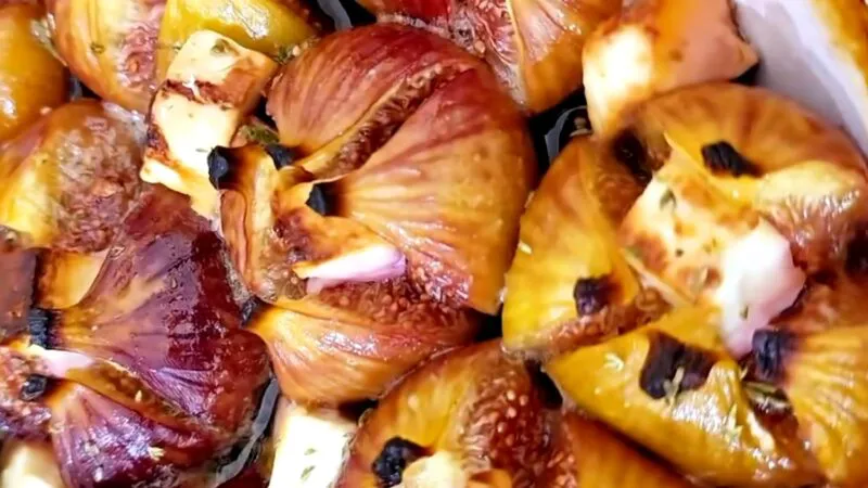 Smochine coapte cu brânză, miere și ierburi aromatice. Cea mai tare rețetă pentru toamnă
