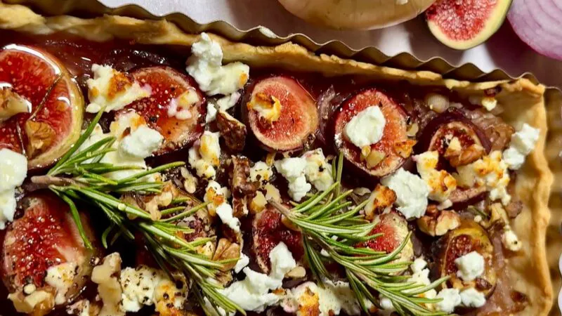 Cea mai simplă tartă sărată: ceapă caramelizată, smochine și brânză de capră