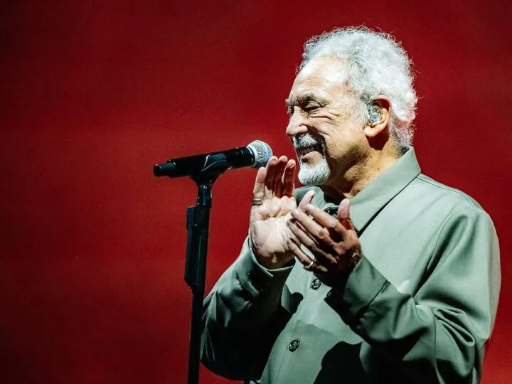 Tom Jones, concediat de postul TV din emisiunea „The Voice”, după 13 ani în juriu. Starul și publicul, reacții virulente