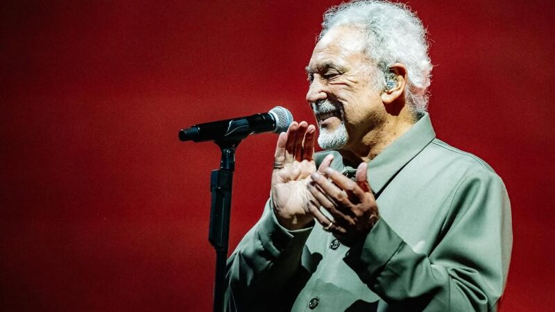 Tom Jones, concediat de postul TV din emisiunea „The Voice”, după 13 ani în juriu. Starul și publicul, reacții virulente