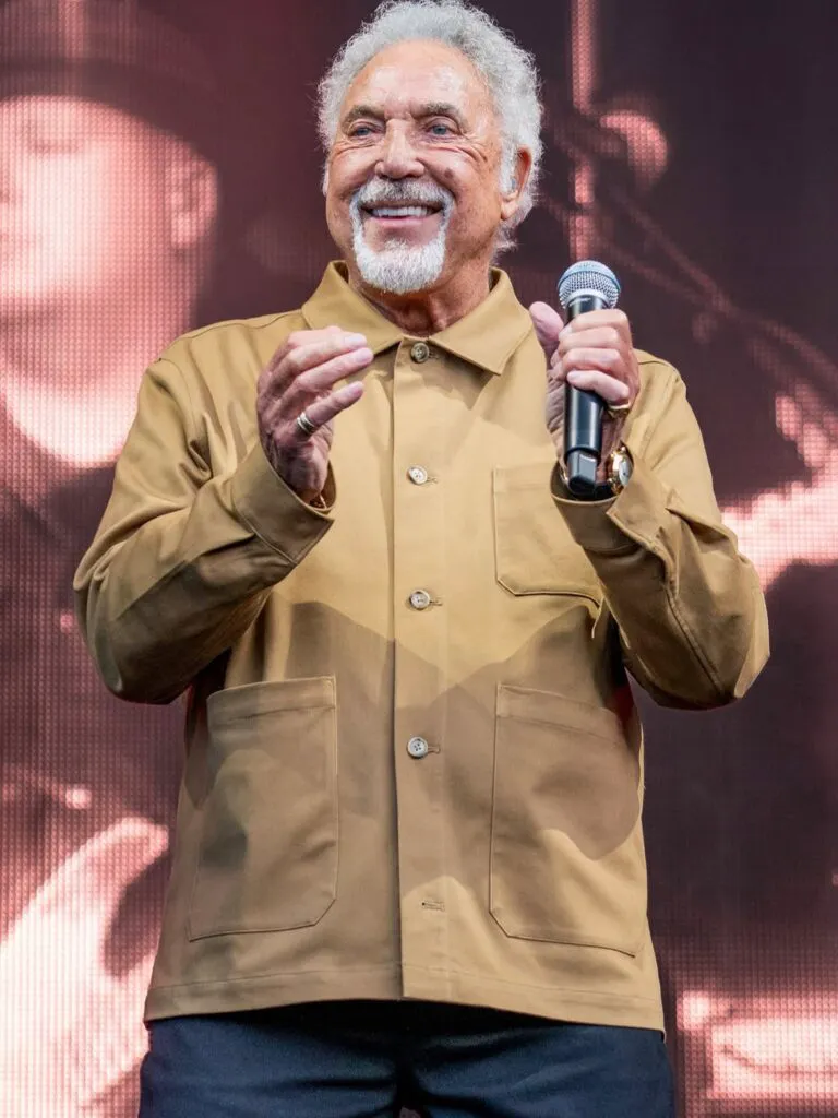 Tom Jones, concediat de postul TV din emisiunea „The Voice”, după 13 ani în juriu. Starul și publicul, reacții virulente