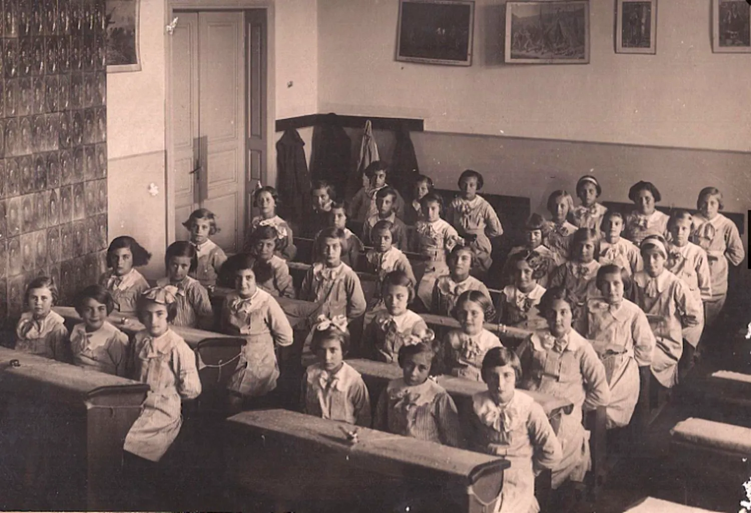 Ce uniforme au purtat bunicii și părinții noștri. Postav scrobit, chipie franțuzești și nelipsa matricolă 2 Ce uniforme au purtat bunicii și părinții noștri. Postav scrobit, chipie franțuzești și nelipsa matricolă